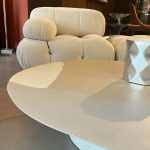 Table Basse Re-verre Federica Biasi : cette table basse design haut de gamme conçue par Federica Biasi pour Gallotti&Radice est une pièce unique et poétique. Réalisée en verre recyclé avec une fabrication entièrement artisanale, elle présente une finition main exceptionnelle dans la version mélange lunaire. Ses dimensions diam 120 / 127 x 27 H cm lui confèrent une présence généreuse et sculpturale tout en restant visuellement légère. Le verre recyclé révèle des nuances subtiles, des bulles et des variations naturelles qui font de chaque table une œuvre singulière. Véritable objet de decoration haut de gamme, elle séduit les décorateurs d’intérieur, ensembliers, décorateurs et architecte qui recherchent une pièce à la fois écologique, artisanale et hautement esthétique. Bel Œil, spécialiste du mobilier haut de gamme, la présente dans ses showrooms. Vous cherchez une table basse contemporaine et poétique pour vos projets à Nice, Cannes, Monaco, Marseille ou Saint Tropez ? La Table Basse Re-verre Federica Biasi répond parfaitement aux exigences des réalisations d’art et de decoration haut de gamme. La finition main et le mélange lunaire créent une surface vivante où la lumière joue avec les reflets et les transparences. Le processus artisanal garantit une qualité exceptionnelle et une âme unique à chaque exemplaire. Bel Œil accompagne architectes, décorateurs et particuliers dans leurs projets d’aménagement intérieur sophistiqués. Nous excellons en tant qu’ensemblier et décorateur d’intérieur pour créer des espaces de vie d’exception. Découvrez l’art de la table basse design avec Bel Œil, votre référence à Marseille, Nice, Cannes, Monaco et Saint Tropez. Ce modèle Gallotti&Radice incarne l’alliance parfaite entre engagement écologique, savoir-faire artisanal italien et vision contemporaine de Federica Biasi. Sa présence lumineuse et organique transforme le centre du salon en un véritable élément sculptural. Faites confiance à notre expertise en mobilier design haut de gamme, art de vivre et aménagement pour sublimer vos intérieurs avec une pièce rare et chargée de sens.