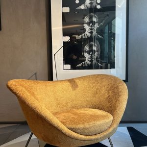 Fauteuil D154.2 Gio Ponti : ce fauteuil design haut de gamme signé Gio Ponti pour Molteni&C incarne l’élégance rationnelle et le confort moderne. Sa structure en acier chromé brillant ou laqué noir apporte une légèreté visuelle et une grande robustesse. La coque est moulée en mousse de polyurethane à froid pour un confort enveloppant et une excellente tenue dans le temps. Le revêtement en tissu Wonder offre une texture douce, raffinée et durable. Avec ses dimensions généreuses 120 x 81 x 41 / 74 H cm, ce fauteuil trouve naturellement sa place dans un salon contemporain, un espace lounge ou une salle de réception. Véritable pièce de decoration haut de gamme, il séduit les décorateurs d’intérieur, ensembliers, décorateurs et architecte qui recherchent un siège iconique alliant design intemporel et confort contemporain. Bel Œil, spécialiste du mobilier haut de gamme, le présente dans ses showrooms. Vous cherchez un fauteuil Gio Ponti élégant et confortable pour vos projets à Nice, Cannes, Monaco, Marseille ou Saint Tropez ? Le Fauteuil D154.2 Gio Ponti répond parfaitement aux exigences des réalisations d’art et de decoration haut de gamme. La structure acier chromé brillant crée un contraste lumineux et sophistiqué avec la coque en mousse polyurethane, tandis que le tissu Wonder ajoute une touche de douceur et de raffinement. Bel Œil accompagne architectes, décorateurs et particuliers dans leurs projets d’aménagement intérieur sophistiqués. Nous excellons en tant qu’ensemblier et décorateur d’intérieur pour créer des espaces de vie d’exception. Découvrez l’art du fauteuil design avec Bel Œil, votre référence à Marseille, Nice, Cannes, Monaco et Saint Tropez. Ce modèle Molteni&C incarne l’héritage visionnaire de Gio Ponti et le savoir-faire italien en matière de confort et de finition. Sa silhouette architecturale et son assise généreuse en font un meuble signature pour les intérieurs les plus exigeants. Faites confiance à notre expertise en mobilier design haut de gamme, art de vivre et aménagement pour sublimer vos espaces avec une pièce chargée d’histoire et de modernité.