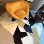 Tapis D754.1 Gio Ponti : ce tapis design haut de gamme créé par Gio Ponti en 1954 pour Molteni&C incarne l’élégance intemporelle et le luxe discret. Composé entièrement de cuir de poulain de très haute qualité, il est disponible en quatre coloris raffinés : blanc, noir, beige et marron. Ses dimensions généreuses de 240 x 245 cm en font une pièce centrale idéale pour structurer un salon, une salle à manger ou un espace de réception. Le cuir de poulain offre une texture douce, une patine naturelle et une résistance exceptionnelle qui se bonifie avec le temps. Véritable œuvre de decoration haut de gamme, ce tapis séduit les décorateurs d’intérieur, ensembliers, décorateurs et architecte qui recherchent une pièce iconique alliant artisanat d’exception et design moderne. Bel Œil, spécialiste du mobilier haut de gamme, le présente dans ses showrooms. Vous cherchez un tapis luxueux et intemporel pour vos projets à Nice, Cannes, Monaco, Marseille ou Saint Tropez ? Le Tapis D754.1 Gio Ponti répond parfaitement aux exigences des réalisations d’art et de decoration haut de gamme. Chaque peau de poulain est sélectionnée avec soin pour créer un ensemble harmonieux et unique. Les quatre coloris permettent de s’adapter à tous les univers, du minimalisme le plus pur aux intérieurs plus chaleureux. Bel Œil accompagne architectes, décorateurs et particuliers dans leurs projets d’aménagement intérieur sophistiqués. Nous excellons en tant qu’ensemblier et décorateur d’intérieur pour créer des espaces de vie d’exception. Découvrez l’art du tapis design avec Bel Œil, votre référence à Marseille, Nice, Cannes, Monaco et Saint Tropez. Ce modèle Molteni&C incarne l’héritage de Gio Ponti et le savoir-faire italien en matière de cuir noble. Sa présence généreuse et sa texture sensuelle transforment instantanément n’importe quel sol en élément de luxe. Faites confiance à notre expertise en mobilier design haut de gamme, art de vivre et aménagement pour sublimer vos intérieurs avec une pièce historique et contemporaine à la fois.