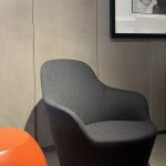 Fauteuil Harbor Naoto Fukasawa : ce fauteuil pivotant haut de gamme conçu par Naoto Fukasawa en 2017 pour B&B Italia incarne l’élégance minimaliste et le confort enveloppant. Sa base laquée gris métallisé apporte une touche contemporaine et raffinée tandis que le revêtement en tissu Serra offre une texture douce et une grande résistance. Le dossier bas et les lignes fluides créent une silhouette légère et accueillante. Avec ses dimensions 80 x 83 x 40 / 85 H cm, ce fauteuil pivotant trouve sa place naturellement dans un salon contemporain, un espace lounge ou un coin lecture. Véritable pièce de decoration haut de gamme, il séduit les décorateurs d’intérieur, ensembliers, décorateurs et architecte qui recherchent un siège à la fois technique et sensoriel. Bel Œil, spécialiste du mobilier haut de gamme, le présente dans ses showrooms. Vous cherchez un fauteuil pivotant moderne et confortable pour vos projets à Nice, Cannes, Monaco, Marseille ou Saint Tropez ? Le Fauteuil Harbor Naoto Fukasawa répond parfaitement aux exigences des réalisations d’art et de decoration haut de gamme. La base laquée gris métallisé crée un contraste subtil et lumineux avec le tissu Serra, tandis que le mécanisme pivotant assure une liberté de mouvement intuitive. Bel Œil accompagne architectes, décorateurs et particuliers dans leurs projets d’aménagement intérieur sophistiqués. Nous excellons en tant qu’ensemblier et décorateur d’intérieur pour créer des espaces de vie d’exception. Découvrez l’art du fauteuil design avec Bel Œil, votre référence à Marseille, Nice, Cannes, Monaco et Saint Tropez. Ce modèle B&B Italia incarne l’alliance parfaite entre la précision japonaise de Naoto Fukasawa et le savoir-faire italien. Sa forme épurée et son confort généreux en font un meuble signature pour les intérieurs contemporains les plus exigeants. Faites confiance à notre expertise en mobilier design haut de gamme, art de vivre et aménagement pour sublimer vos espaces avec une pièce à la fois discrète et raffinée.