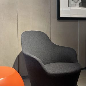 Fauteuil Harbor Naoto Fukasawa : ce fauteuil pivotant haut de gamme conçu par Naoto Fukasawa en 2017 pour B&B Italia incarne l’élégance minimaliste et le confort enveloppant. Sa base laquée gris métallisé apporte une touche contemporaine et raffinée tandis que le revêtement en tissu Serra offre une texture douce et une grande résistance. Le dossier bas et les lignes fluides créent une silhouette légère et accueillante. Avec ses dimensions 80 x 83 x 40 / 85 H cm, ce fauteuil pivotant trouve sa place naturellement dans un salon contemporain, un espace lounge ou un coin lecture. Véritable pièce de decoration haut de gamme, il séduit les décorateurs d’intérieur, ensembliers, décorateurs et architecte qui recherchent un siège à la fois technique et sensoriel. Bel Œil, spécialiste du mobilier haut de gamme, le présente dans ses showrooms. Vous cherchez un fauteuil pivotant moderne et confortable pour vos projets à Nice, Cannes, Monaco, Marseille ou Saint Tropez ? Le Fauteuil Harbor Naoto Fukasawa répond parfaitement aux exigences des réalisations d’art et de decoration haut de gamme. La base laquée gris métallisé crée un contraste subtil et lumineux avec le tissu Serra, tandis que le mécanisme pivotant assure une liberté de mouvement intuitive. Bel Œil accompagne architectes, décorateurs et particuliers dans leurs projets d’aménagement intérieur sophistiqués. Nous excellons en tant qu’ensemblier et décorateur d’intérieur pour créer des espaces de vie d’exception. Découvrez l’art du fauteuil design avec Bel Œil, votre référence à Marseille, Nice, Cannes, Monaco et Saint Tropez. Ce modèle B&B Italia incarne l’alliance parfaite entre la précision japonaise de Naoto Fukasawa et le savoir-faire italien. Sa forme épurée et son confort généreux en font un meuble signature pour les intérieurs contemporains les plus exigeants. Faites confiance à notre expertise en mobilier design haut de gamme, art de vivre et aménagement pour sublimer vos espaces avec une pièce à la fois discrète et raffinée.