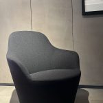 Fauteuil Harbor Naoto Fukasawa : fauteuil haut de gamme design contemporain par Naoto Fukasawa pour B&B Italia. Modèle pivotant avec dossier bas, base laquée gris métallisé et revêtement tissu Serra. Dimensions 80 x 83 x 40 / 85 H cm pour une assise confortable et une présence légère. Les décorateurs d’intérieur, ensembliers, décorateurs et architecte apprécient sa sobriété élégante et son confort enveloppant. Bel Œil expose ce fauteuil dans son showroom de Marseille, spécialiste du mobilier haut de gamme. Il sublime les salons et espaces lounge de Nice, Cannes, Monaco, Marseille et Saint Tropez. Bel Œil, ensemblier et décorateur d’intérieur de référence, met en scène des créations qui allient minimalisme japonais et raffinement italien. Vous recherchez un fauteuil pivotant moderne et sophistiqué ? Le Fauteuil Harbor Naoto Fukasawa offre l’équilibre idéal entre design épuré, mouvement fluide et texture douce. La base gris métallisé apporte une touche lumineuse et contemporaine tandis que le tissu Serra invite au toucher. Bel Œil accompagne vos projets à Marseille, Nice, Cannes, Monaco et Saint Tropez avec une sélection rigoureuse de mobilier haut de gamme. Architectes, décorateurs et particuliers font confiance à notre expertise pour des intérieurs d’exception. Découvrez ce modèle au design intemporel avec Bel Œil, votre partenaire en design et art de vivre.