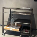 Desserte Helsinki Caronni Bonanomi : cette desserte design haut de gamme signée Caronni & Bonanomi pour Desalto allie fonctionnalité et élégance contemporaine avec une grande maîtrise. Sa structure en acier laqué marron bungee apporte une touche chaleureuse et sophistiquée tandis que le plateau principal en céramique gris auber offre une surface résistante et raffinée. Les plateaux et habillage en hêtre massif ajoutent une note naturelle et chaleureuse. Trois plateaux en métal perforé permettent une ventilation optimale et un rangement aéré. Équipée de roulettes avec freins, elle se déplace facilement tout en restant stable. Avec ses dimensions 78 x 52 x 77H cm, cette desserte trouve sa place dans une salle à manger, un salon ou une cuisine haut de gamme. Véritable pièce de decoration haut de gamme, elle séduit les décorateurs d’intérieur, ensembliers, décorateurs et architecte qui recherchent du mobilier à la fois mobile, esthétique et pratique. Bel Œil, spécialiste du mobilier haut de gamme, la présente dans ses showrooms. Vous cherchez une desserte moderne et polyvalente pour vos projets à Nice, Cannes, Monaco, Marseille ou Saint Tropez ? La Desserte Helsinki Caronni Bonanomi répond parfaitement aux exigences des réalisations d’art et de decoration haut de gamme. La combinaison de l’acier laqué, de la céramique, du hêtre et du métal perforé crée un jeu de matières riche et harmonieux. Ses roulettes avec freins assurent une mobilité sécurisée et intuitive. Bel Œil accompagne architectes, décorateurs et particuliers dans leurs projets d’aménagement intérieur sophistiqués. Nous excellons en tant qu’ensemblier et décorateur d’intérieur pour créer des espaces de vie d’exception. Découvrez l’art de la desserte design avec Bel Œil, votre référence à Marseille, Nice, Cannes, Monaco et Saint Tropez. Ce modèle Desalto incarne l’alliance parfaite entre fonctionnalité mobile et raffinement italien. Sa structure légère et ses matériaux nobles en font un meuble signature pour les intérieurs contemporains. Faites confiance à notre expertise en mobilier design haut de gamme, art de vivre et aménagement pour sublimer vos espaces avec élégance et praticité.