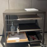 Desserte Helsinki Caronni Bonanomi : desserte haut de gamme design contemporain par Caronni & Bonanomi pour Desalto. Structure en acier laqué marron bungee, plateau céramique gris auber, plateaux et habillage en hêtre massif, trois niveaux en métal perforé et roulettes avec freins. Ses dimensions 78 x 52 x 77H cm en font une pièce polyvalente et mobile. Les décorateurs d’intérieur, ensembliers, décorateurs et architecte apprécient sa fonctionnalité et son esthétique raffinée. Bel Œil expose cette desserte dans son showroom de Marseille, spécialiste du mobilier haut de gamme. Elle sublime les salles à manger et salons de Nice, Cannes, Monaco, Marseille et Saint Tropez. Bel Œil, ensemblier et décorateur d’intérieur de référence, met en scène des créations qui allient mobilité, rangement et élégance contemporaine. Vous recherchez une desserte pratique et sophistiquée ? La Desserte Helsinki Caronni Bonanomi offre l’équilibre idéal entre design, résistance et confort d’utilisation. Le métal perforé assure une ventilation parfaite tandis que le hêtre et la céramique apportent chaleur et modernité. Bel Œil accompagne vos projets à Marseille, Nice, Cannes, Monaco et Saint Tropez avec une sélection rigoureuse de mobilier haut de gamme. Architectes, décorateurs et particuliers font confiance à notre expertise pour des intérieurs d’exception. Découvrez ce modèle au design épuré et à la mobilité intuitive avec Bel Œil, votre partenaire en design et art de vivre.