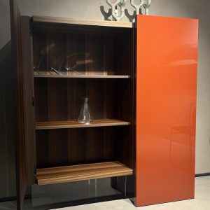 Bahut Alterego Giacomo Moor : icône du design italien haut de gamme signée Giacomo Moor pour Acerbis. Bahut avec structure et portes en bois d’eucalyptus massif, étagères en verre transparent et piètement méthacrylate H 25 cm. Ses dimensions 135 x 50 x 150 H cm en font un meuble de rangement généreux et élégant. Décorateurs d’intérieur, ensembliers, décorateurs et architecte le plébiscitent pour sa présence architecturale et sa transparence visuelle. Bel Œil à Marseille le met en valeur dans son showroom dédié au mobilier haut de gamme. Cette pièce embellit les intérieurs de Nice, Cannes, Monaco, Marseille et Saint Tropez. Bel Œil accompagne architectes, décorateurs et particuliers dans leurs projets de decoration sophistiquée. Le Bahut Alterego Giacomo Moor offre une capacité de rangement importante tout en conservant une légèreté aérienne grâce à son piètement transparent. Découvrez chez Bel Œil l’innovation Acerbis en mobilier de rangement haut de gamme. Nous sélectionnons les créations les plus raffinées pour une décoration haut de gamme. Faites appel à notre expertise en ensemblier et décorateur d’intérieur à Marseille. Nous intervenons à Nice, Cannes, Monaco et Saint Tropez. Ce bahut célèbre la rencontre entre bois noble et matériaux innovants. Bel Œil, votre référence en mobilier design et art de vivre.