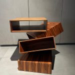 Petite table Balancing Box Front incarne une approche innovante du mobilier haut de gamme, parfaitement adaptée aux projets de design et de decoration à Nice, Cannes, Monaco, Marseille et Saint Tropez. Cette pièce unique, conçue par le studio Front, repose sur un empilement de volumes qui crée un effet visuel surprenant et artistique. Dans un projet mené par un décorateur d’intérieur, un architecte ou un ensemblier, cette table devient rapidement un point focal. Elle attire le regard tout en conservant une grande élégance. Sa finition en bois palissandre Santos renforce son caractère premium. Elle s’intègre ainsi dans des univers où le design, l’art et la decoration dialoguent avec subtilité. Dans les showrooms Bel Oeil, ce type de mobilier haut de gamme répond aux attentes d’une clientèle exigeante. À Monaco ou à Cannes, elle complète des intérieurs luxueux. À Marseille ou à Nice, elle structure des espaces contemporains avec précision. À Saint Tropez, elle apporte une touche artistique dans des villas élégantes. Grâce à son format compact, elle s’adapte à différents usages. Elle peut accueillir une lampe, des livres ou des objets d’art. Par conséquent, elle répond aux besoins des architectes et décorateurs qui recherchent des pièces fonctionnelles et expressives. Elle illustre parfaitement l’alliance entre design expérimental et mobilier haut de gamme.