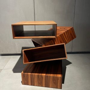 Petite table Balancing Box Front incarne une approche innovante du mobilier haut de gamme, parfaitement adaptée aux projets de design et de decoration à Nice, Cannes, Monaco, Marseille et Saint Tropez. Cette pièce unique, conçue par le studio Front, repose sur un empilement de volumes qui crée un effet visuel surprenant et artistique. Dans un projet mené par un décorateur d’intérieur, un architecte ou un ensemblier, cette table devient rapidement un point focal. Elle attire le regard tout en conservant une grande élégance. Sa finition en bois palissandre Santos renforce son caractère premium. Elle s’intègre ainsi dans des univers où le design, l’art et la decoration dialoguent avec subtilité. Dans les showrooms Bel Oeil, ce type de mobilier haut de gamme répond aux attentes d’une clientèle exigeante. À Monaco ou à Cannes, elle complète des intérieurs luxueux. À Marseille ou à Nice, elle structure des espaces contemporains avec précision. À Saint Tropez, elle apporte une touche artistique dans des villas élégantes. Grâce à son format compact, elle s’adapte à différents usages. Elle peut accueillir une lampe, des livres ou des objets d’art. Par conséquent, elle répond aux besoins des architectes et décorateurs qui recherchent des pièces fonctionnelles et expressives. Elle illustre parfaitement l’alliance entre design expérimental et mobilier haut de gamme.
