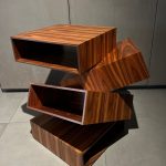 Petite table Balancing Box Front représente une solution idéale pour enrichir un projet de decoration haut de gamme à Nice, Cannes, Monaco, Marseille et Saint Tropez. Conçue pour répondre aux attentes des architectes, décorateurs d’intérieur et ensembliers, elle allie esthétique et fonctionnalité. Son design en volumes superposés crée un effet visuel dynamique. Sa finition en bois palissandre Santos renforce son aspect luxueux. Dans un intérieur signé Bel Oeil, elle dialogue avec des pièces d’art et des matériaux nobles. Elle peut être utilisée comme table d’appoint ou support décoratif. Ainsi, elle s’adapte à différents usages. Elle participe à la création d’espaces équilibrés, élégants et contemporains. Ce mobilier haut de gamme s’intègre parfaitement dans des projets exigeants.