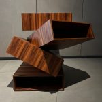 Petite table Balancing Box Front s’impose comme une pièce de design incontournable dans les projets de mobilier haut de gamme à Nice, Cannes, Monaco, Marseille et Saint Tropez. Pensée pour les décorateurs d’intérieur, architectes et ensembliers, elle offre une lecture moderne de la table d’appoint. Son jeu de volumes crée une tension visuelle intéressante. Sa finition en palissandre Santos apporte chaleur et sophistication. Dans les projets Bel Oeil, elle contribue à structurer l’espace avec élégance. Elle s’associe facilement à des œuvres d’art et à des éléments de decoration raffinés. Elle répond ainsi aux exigences des professionnels du design. Grâce à sa polyvalence, elle trouve sa place dans différents environnements. Elle devient un élément clé dans la conception d’intérieurs contemporains et haut de gamme.