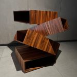 Petite table Balancing Box Front s’inscrit dans une démarche de design contemporaine destinée aux projets haut de gamme à Nice, Cannes, Monaco, Marseille et Saint Tropez. Grâce à sa structure composée de boîtes superposées, elle propose une lecture architecturale originale. Ainsi, elle séduit les décorateurs d’intérieur, architectes et ensembliers en quête de pièces fortes. Sa finition en palissandre Santos apporte profondeur et élégance. De plus, elle valorise la decoration intérieure en introduisant une matière noble. Dans un projet Bel Oeil, cette table s’intègre facilement aux côtés d’autres éléments design ou d’œuvres d’art. Elle participe à la création d’un univers cohérent et raffiné. À Cannes comme à Monaco, elle trouve sa place dans des espaces sophistiqués. À Marseille et Nice, elle accompagne des projets contemporains exigeants. À Saint Tropez, elle complète des ambiances élégantes et lumineuses. Cette table répond donc aux besoins des professionnels du design souhaitant proposer un mobilier haut de gamme distinctif.