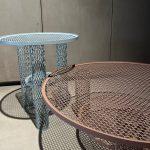 Tables Net Benjamin Hubert Moroso : icône du design italien haut de gamme signée Benjamin Hubert pour Moroso. Tables en treillis acier expansé laqué, disponibles en deux tailles avec finitions Stardust et Blush. Elles combinent légèreté esthétique et solidité réelle. Décorateurs d’intérieur, ensembliers, décorateurs et architecte les plébiscitent pour leur intégration parfaite. Bel Œil à Nice les met en valeur dans son showroom dédié au mobilier haut de gamme. Ces pièces embellissent les intérieurs de Nice, Cannes, Monaco, Marseille et Saint Tropez. Bel Œil accompagne architectes, décorateurs et particuliers dans leurs projets de decoration sophistiquée. Les tables Net Benjamin Hubert Moroso offrent une présence aérienne et contemporaine. Découvrez chez Bel Œil l’innovation Moroso en mobilier design. Nous sélectionnons les créations les plus raffinées pour une décoration haut de gamme. Faites appel à notre expertise en ensemblier et décorateur d’intérieur à Nice. Nous intervenons à Cannes, Monaco, Marseille et Saint Tropez. Ces tables célèbrent le travail du métal et la poésie du design. Bel Œil, votre référence en mobilier design et art de vivre.