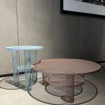 Tables Net Benjamin Hubert Moroso : tables haut de gamme design contemporain par Benjamin Hubert pour Moroso en treillis acier laqué Stardust et Blush. Ces pièces sculpturales offrent une légèreté visuelle exceptionnelle tout en restant stables et fonctionnelles. Décorateurs d’intérieur, ensembliers, décorateurs et architecte apprécient leur polyvalence dans les intérieurs modernes. Bel Œil expose ces tables dans son showroom de Nice, spécialiste du mobilier haut de gamme. Elles subliment les résidences de Nice, Cannes, Monaco, Marseille et Saint Tropez. Bel Œil, ensemblier et décorateur d’intérieur de référence, met en scène ce classique du design. Vous recherchez une decoration élégante et fonctionnelle ? Les tables Net Benjamin Hubert Moroso apportent transparence et raffinement. Bel Œil accompagne vos projets à Nice, Cannes, Monaco, Marseille et Saint Tropez. Architectes, décorateurs et particuliers choisissent notre sélection haut de gamme. Découvrez l’excellence Moroso avec Bel Œil, votre partenaire design. Ces tables reflètent la vision créative de Benjamin Hubert. Bel Œil rayonne en art, design et mobilier haut de gamme.