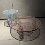 Tables Net Benjamin Hubert Moroso : ce jeu de tables design haut de gamme signé Benjamin Hubert pour Moroso transforme l’acier expansé en treillis léger et sculptural. Disponibles en finition laquée Stardust et Blush, elles allient transparence visuelle et robustesse. Le petit modèle Diam 40 x H 46 cm et le grand Diam 70 x H 29 cm s’adaptent à tous les usages. Idéales pour salon ou espace de vie, ces pièces iconiques du design contemporain séduisent décorateurs d’intérieur, ensembliers, décorateurs et architecte. Bel Œil, spécialiste du mobilier haut de gamme, les présente dans son showroom de Nice. Vous cherchez une decoration raffinée à Nice, Cannes, Monaco, Marseille ou Saint Tropez ? Les tables Net Benjamin Hubert Moroso répondent aux exigences des projets d’art et de decoration haut de gamme. Leur structure treillis crée un jeu de lumière captivant. Bel Œil accompagne architectes, décorateurs et particuliers dans leurs réalisations élégantes. Nous excellons en ensemblier et décorateur d’intérieur pour des intérieurs d’exception. Découvrez l’art du mobilier design avec Bel Œil, votre référence à Nice. Ces tables Moroso célèbrent la légèreté et l’innovation matérielle. Faites confiance à notre expertise en mobilier design contemporain et art de vivre raffiné.