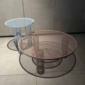 Tables Net Benjamin Hubert Moroso : ce jeu de tables design haut de gamme signé Benjamin Hubert pour Moroso transforme l’acier expansé en treillis léger et sculptural. Disponibles en finition laquée Stardust et Blush, elles allient transparence visuelle et robustesse. Le petit modèle Diam 40 x H 46 cm et le grand Diam 70 x H 29 cm s’adaptent à tous les usages. Idéales pour salon ou espace de vie, ces pièces iconiques du design contemporain séduisent décorateurs d’intérieur, ensembliers, décorateurs et architecte. Bel Œil, spécialiste du mobilier haut de gamme, les présente dans son showroom de Nice. Vous cherchez une decoration raffinée à Nice, Cannes, Monaco, Marseille ou Saint Tropez ? Les tables Net Benjamin Hubert Moroso répondent aux exigences des projets d’art et de decoration haut de gamme. Leur structure treillis crée un jeu de lumière captivant. Bel Œil accompagne architectes, décorateurs et particuliers dans leurs réalisations élégantes. Nous excellons en ensemblier et décorateur d’intérieur pour des intérieurs d’exception. Découvrez l’art du mobilier design avec Bel Œil, votre référence à Nice. Ces tables Moroso célèbrent la légèreté et l’innovation matérielle. Faites confiance à notre expertise en mobilier design contemporain et art de vivre raffiné.