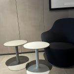 Table Basse Spool Piero Lissoni : icône du design italien haut de gamme signée Piero Lissoni pour B&B Italia. Table basse en polyuréthane rigide avec finition laquée glossy disponible en Grege, Perle et dix-neuf coloris. Elle combine simplicité géométrique et présence affirmée. Décorateurs d’intérieur, ensembliers, décorateurs et architecte la plébiscitent pour son intégration parfaite. Bel Œil à Marseille la met en valeur dans son showroom dédié au mobilier haut de gamme. Cette pièce embellit les résidences de Nice, Cannes, Monaco, Marseille et Saint Tropez. Bel Œil accompagne architectes, décorateurs et particuliers dans leurs projets de decoration sophistiquée. La table Basse Spool Piero Lissoni offre une atmosphère légère et contemporaine. Découvrez chez Bel Œil l’innovation B&B Italia en mobilier design. Nous sélectionnons les créations les plus raffinées pour une décoration haut de gamme. Faites appel à notre expertise en ensemblier et décorateur d’intérieur à Marseille. Nous intervenons à Nice, Cannes, Monaco et Saint Tropez. Cette table célèbre le travail du polyuréthane et la poésie du design. Bel Œil, votre référence en mobilier design et art de vivre.