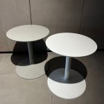 Table Basse Spool Piero Lissoni : table basse haut de gamme design contemporain par Piero Lissoni pour B&B Italia en polyuréthane rigide laqué. Forme iconique qui évoque une bobine revisitée avec raffinement. Coloris Grege et Perle apportent sobriété et chaleur. Décorateurs d’intérieur, ensembliers, décorateurs et architecte apprécient sa polyvalence sculpturale. Bel Œil expose cette table dans son showroom de Marseille, spécialiste du mobilier haut de gamme. Elle sublime les intérieurs de Nice, Cannes, Monaco, Marseille et Saint Tropez. Bel Œil, ensemblier et décorateur d’intérieur de référence, met en scène ce classique du design. Vous recherchez une decoration élégante et fonctionnelle ? La table Basse Spool Piero Lissoni offre équilibre parfait entre forme et matière. Bel Œil accompagne vos projets à Marseille, Nice, Cannes, Monaco et Saint Tropez. Architectes, décorateurs et particuliers choisissent notre sélection haut de gamme. Découvrez l’excellence B&B Italia avec Bel Œil, votre partenaire design. Cette table reflète la vision sensuelle de Piero Lissoni. Bel Œil rayonne en art, design et mobilier haut de gamme.