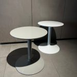 Table Basse Spool Piero Lissoni : cette table basse design haut de gamme signée Piero Lissoni pour B&B Italia incarne l’élégance sculpturale avec sa forme cylindrique en polyuréthane rigide laqué glossy. Disponible en coloris Grege et Perle parmi dix-neuf teintes, elle offre une présence légère et dynamique. Diamètre 40 cm et hauteur 44,5 cm en font une pièce polyvalente pour salon ou espace de vie. Idéale pour decoration raffinée, cette création luxe séduit décorateurs d’intérieur, ensembliers, décorateurs et architecte. Bel Œil, spécialiste du mobilier haut de gamme, la présente à Marseille. Vous explorez une decoration sophistiquée à Nice, Cannes, Monaco, Marseille ou Saint Tropez ? La table Basse Spool Piero Lissoni répond aux exigences des projets d’art et de decoration haut de gamme. Sa finition glossy sublime la lumière ambiante. Bel Œil accompagne architectes, décorateurs et particuliers dans leurs réalisations élégantes. Nous excellons en ensemblier et décorateur d’intérieur pour des intérieurs d’exception. Découvrez l’art du mobilier design avec Bel Œil, votre référence à Marseille. Cette création B&B Italia célèbre la simplicité poétique et le savoir-faire italien. Faites confiance à notre expertise en mobilier design contemporain et art de vivre raffiné.