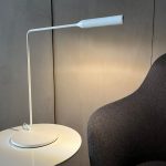 Lampe Flo Foster Lumina : lampe haut de gamme design contemporain par Foster + Partners pour Lumina. Structure élancée avec LED 6 W et deux intensités pour un éclairage précis et modulable. Cette pièce iconique incarne le luxe discret italien. Décorateurs d’intérieur, ensembliers, décorateurs et architecte apprécient sa polyvalence sur bureau ou table de chevet. Bel Œil expose cette lampe dans son showroom de Marseille, spécialiste du mobilier haut de gamme. Elle sublime les intérieurs de Nice, Cannes, Monaco, Marseille et Saint Tropez. Bel Œil, ensemblier et décorateur d’intérieur de référence, met en scène ce classique du design. Vous recherchez une decoration élégante et fonctionnelle ? La lampe Flo Foster Lumina offre équilibre parfait entre forme et lumière. Bel Œil accompagne vos projets à Marseille, Nice, Cannes, Monaco et Saint Tropez. Architectes, décorateurs et particuliers choisissent notre sélection haut de gamme. Découvrez l’excellence Lumina avec Bel Œil, votre partenaire design. Cette lampe reflète la vision architecturale de Foster + Partners. Bel Œil rayonne en art, design et mobilier haut de gamme.