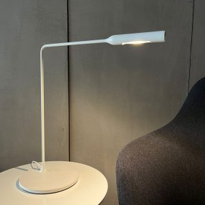 Lampe Flo Foster Lumina : cette lampe de bureau design haut de gamme signée Foster + Partners pour Lumina incarne l’élégance minimaliste avec sa forme courbe élancée en aluminium et acier. Elle offre un éclairage LED de 6 W avec deux intensités lumineuses pour un confort visuel optimal. La tête pivote à 300° pour diriger précisément la lumière. Idéale pour decoration raffinée, cette création luxe séduit décorateurs d’intérieur, ensembliers, décorateurs et architecte. Bel Œil, spécialiste du mobilier haut de gamme, la présente dans son showroom de Marseille. Vous explorez une decoration sophistiquée à Nice, Cannes, Monaco, Marseille ou Saint Tropez ? La lampe Flo Foster Lumina répond aux exigences des projets d’art et de decoration haut de gamme. Sa finition soignée sublime tous les intérieurs. Bel Œil accompagne architectes, décorateurs et particuliers dans leurs réalisations élégantes. Nous excellons en ensemblier et décorateur d’intérieur pour des intérieurs d’exception. Découvrez l’art du luminaire design avec Bel Œil, votre référence à Marseille. Cette création Lumina célèbre la simplicité fonctionnelle et le savoir-faire italien. Faites confiance à notre expertise en mobilier design contemporain et art de vivre raffiné.