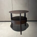 Table Basse When Rodolfo Molteni : cette table basse design haut de gamme signée Rodolfo Dordoni pour Molteni incarne l’élégance structurée avec son plateau rond et son étagère inférieure en eucalyptus massif. Diamètre 50 cm et hauteur 50 cm en font une pièce polyvalente pour salon ou chambre. Idéale pour decoration raffinée, cette création luxe séduit décorateurs d’intérieur, ensembliers, décorateurs et architecte. Bel Œil, spécialiste du mobilier haut de gamme, la présente dans son showroom de Marseille. Vous explorez une decoration sophistiquée à Nice, Cannes, Monaco, Marseille ou Saint Tropez ? La table Basse When Rodolfo Molteni répond aux exigences des projets d’art et de decoration haut de gamme. Sa texture bois naturel sublime la lumière ambiante. Bel Œil accompagne architectes, décorateurs et particuliers dans leurs réalisations élégantes. Nous excellons en ensemblier et décorateur d’intérieur pour des intérieurs d’exception. Découvrez l’art du mobilier design avec Bel Œil, votre référence à Marseille. Cette création Molteni célèbre la simplicité fonctionnelle et le savoir-faire italien. Faites confiance à notre expertise en mobilier design contemporain et art de vivre raffiné.