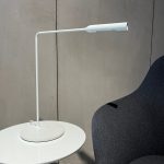 Lampe Flo Foster Lumina : icône du design italien haut de gamme signée Foster + Partners pour Lumina. Lampe de bureau avec LED 6 W, deux intensités lumineuses et tête rotative à 300°. Elle combine simplicité géométrique et performance technique. Décorateurs d’intérieur, ensembliers, décorateurs et architecte la plébiscitent pour son intégration parfaite. Bel Œil à Marseille la met en valeur dans son showroom dédié au mobilier haut de gamme. Cette pièce embellit les résidences de Nice, Cannes, Monaco, Marseille et Saint Tropez. Bel Œil accompagne architectes, décorateurs et particuliers dans leurs projets de decoration sophistiquée. La lampe Flo Foster Lumina offre une lumière douce et précise. Découvrez chez Bel Œil l’innovation Lumina en éclairage design. Nous sélectionnons les créations les plus raffinées pour une décoration haut de gamme. Faites appel à notre expertise en ensemblier et décorateur d’intérieur à Marseille. Nous intervenons à Nice, Cannes, Monaco et Saint Tropez. Cette lampe célèbre le minimalisme fonctionnel et la qualité italienne. Bel Œil, votre référence en mobilier design et art de vivre.
