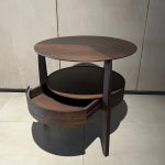 Table Basse When Rodolfo Molteni : table basse haut de gamme design contemporain par Rodolfo Dordoni pour Molteni en eucalyptus massif. Structure à double plateau offre rangement discret et présence équilibrée. Cette pièce iconique incarne le luxe discret italien. Décorateurs d’intérieur, ensembliers, décorateurs et architecte apprécient sa polyvalence dans les espaces de vie. Bel Œil expose cette table dans son showroom de Marseille, spécialiste du mobilier haut de gamme. Elle sublime les intérieurs de Nice, Cannes, Monaco, Marseille et Saint Tropez. Bel Œil, ensemblier et décorateur d’intérieur de référence, met en scène ce classique du design. Vous recherchez une decoration élégante et fonctionnelle ? La table Basse When Rodolfo Molteni offre équilibre parfait entre forme et matière. Bel Œil accompagne vos projets à Marseille, Nice, Cannes, Monaco et Saint Tropez. Architectes, décorateurs et particuliers choisissent notre sélection haut de gamme. Découvrez l’excellence Molteni avec Bel Œil, votre partenaire design. Cette table reflète la vision sensorielle de Rodolfo Dordoni. Bel Œil rayonne en art, design et mobilier haut de gamme.