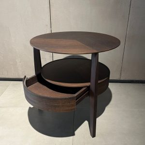 Table Basse When Rodolfo Molteni : table basse haut de gamme design contemporain par Rodolfo Dordoni pour Molteni en eucalyptus massif. Structure à double plateau offre rangement discret et présence équilibrée. Cette pièce iconique incarne le luxe discret italien. Décorateurs d’intérieur, ensembliers, décorateurs et architecte apprécient sa polyvalence dans les espaces de vie. Bel Œil expose cette table dans son showroom de Marseille, spécialiste du mobilier haut de gamme. Elle sublime les intérieurs de Nice, Cannes, Monaco, Marseille et Saint Tropez. Bel Œil, ensemblier et décorateur d’intérieur de référence, met en scène ce classique du design. Vous recherchez une decoration élégante et fonctionnelle ? La table Basse When Rodolfo Molteni offre équilibre parfait entre forme et matière. Bel Œil accompagne vos projets à Marseille, Nice, Cannes, Monaco et Saint Tropez. Architectes, décorateurs et particuliers choisissent notre sélection haut de gamme. Découvrez l’excellence Molteni avec Bel Œil, votre partenaire design. Cette table reflète la vision sensorielle de Rodolfo Dordoni. Bel Œil rayonne en art, design et mobilier haut de gamme.