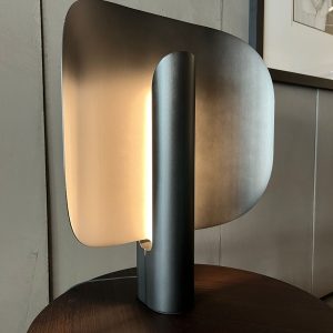 Lampe Stockholm Mario Punt : lampe haut de gamme design contemporain par Mario Ruiz pour Punt en aluminium noir mat. Forme épurée avec variateur d’intensité pour un contrôle précis de la lumière. Cette pièce iconique incarne le luxe discret italien. Décorateurs d’intérieur, ensembliers, décorateurs et architecte apprécient sa polyvalence sur chevet ou bureau. Bel Œil expose cette lampe dans son showroom de Marseille, spécialiste du mobilier haut de gamme. Elle sublime les intérieurs de Nice, Cannes, Monaco, Marseille et Saint Tropez. Bel Œil, ensemblier et décorateur d’intérieur de référence, met en scène ce classique du design. Vous recherchez une decoration élégante et fonctionnelle ? La lampe Stockholm Mario Punt offre équilibre parfait entre forme et lumière. Bel Œil accompagne vos projets à Marseille, Nice, Cannes, Monaco et Saint Tropez. Architectes, décorateurs et particuliers choisissent notre sélection haut de gamme. Découvrez l’excellence Punt avec Bel Œil, votre partenaire design. Cette lampe reflète la vision épurée de Mario Ruiz. Bel Œil rayonne en art, design et mobilier haut de gamme.