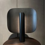Lampe Stockholm Mario Punt : icône du design italien haut de gamme signée Mario Ruiz pour Punt. Lampe à poser en aluminium noir avec variateur d’intensité intégré. Elle combine simplicité géométrique et performance lumineuse. Décorateurs d’intérieur, ensembliers, décorateurs et architecte la plébiscitent pour son intégration parfaite. Bel Œil à Marseille la met en valeur dans son showroom dédié au mobilier haut de gamme. Cette pièce embellit les résidences de Nice, Cannes, Monaco, Marseille et Saint Tropez. Bel Œil accompagne architectes, décorateurs et particuliers dans leurs projets de decoration sophistiquée. La lampe Stockholm Mario Punt offre une lumière douce et modulable. Découvrez chez Bel Œil l’innovation Punt en éclairage design. Nous sélectionnons les créations les plus raffinées pour une décoration haut de gamme. Faites appel à notre expertise en ensemblier et décorateur d’intérieur à Marseille. Nous intervenons à Nice, Cannes, Monaco et Saint Tropez. Cette lampe célèbre le minimalisme fonctionnel et la qualité italienne. Bel Œil, votre référence en mobilier design et art de vivre.