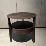 Table Basse When Rodolfo Molteni : icône du design italien haut de gamme signée Rodolfo Dordoni pour Molteni. Table basse en eucalyptus massif avec plateau supérieur et étagère inférieure. Dimensions ⌀ 50 cm x H 50 cm pour une intégration parfaite. Décorateurs d’intérieur, ensembliers, décorateurs et architecte la plébiscitent pour son caractère intemporel. Bel Œil à Marseille la met en valeur dans son showroom dédié au mobilier haut de gamme. Cette pièce embellit les résidences de Nice, Cannes, Monaco, Marseille et Saint Tropez. Bel Œil accompagne architectes, décorateurs et particuliers dans leurs projets de decoration sophistiquée. La table Basse When Rodolfo Molteni offre une présence chaleureuse et structurée. Découvrez chez Bel Œil l’innovation Molteni en mobilier design. Nous sélectionnons les créations les plus raffinées pour une décoration haut de gamme. Faites appel à notre expertise en ensemblier et décorateur d’intérieur à Marseille. Nous intervenons à Nice, Cannes, Monaco et Saint Tropez. Cette table célèbre la beauté du bois massif et la poésie du design. Bel Œil, votre référence en mobilier design et art de vivre.