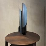Lampe Stockholm Mario Punt : lampe design haut de gamme créée par Mario Ruiz pour Punt en aluminium noir mat. Dimensions 40 cm x 15 cm x H 50 cm avec variateur d’intensité pour un usage flexible. Cette pièce iconique du design contemporain captive décorateurs d’intérieur, ensembliers, décorateurs et architecte. Bel Œil à Marseille l’expose dans son showroom mobilier haut de gamme. Elle s’harmonise idéalement dans les intérieurs de Nice, Cannes, Monaco, Marseille et Saint Tropez. Bel Œil, ensemblier et décorateur d’intérieur, guide vos projets de decoration sophistiquée. La lampe Stockholm Mario Punt allie art, lumière et élégance avec grâce. Découvrez chez Bel Œil l’excellence Punt. Nous proposons les plus belles créations pour une décoration haut de gamme. Architectes, décorateurs et particuliers font confiance à Bel Œil à Marseille. Nous rayonnons à Nice, Cannes, Monaco et Saint Tropez. Cette lampe incarne la légèreté visuelle et la qualité artisanale. Bel Œil, votre partenaire pour un intérieur d’exception en art et mobilier design haut de gamme.
