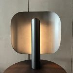Lampe Stockholm Mario Punt : cette lampe luxe haut de gamme par Mario Ruiz pour Punt transforme l’éclairage d’appoint en objet poétique. Aluminium noir mat avec variateur d’intensité pour une ambiance personnalisée. Idéale sur chevet ou console, elle apporte raffinement et fonctionnalité discrète. Décorateurs d’intérieur, ensembliers, décorateurs et architecte apprécient son caractère minimaliste. Bel Œil présente cette création dans son showroom de Marseille, expert en mobilier haut de gamme. Elle enrichit les projets à Nice, Cannes, Monaco, Marseille et Saint Tropez. Bel Œil, ensemblier et décorateur d’intérieur, accompagne vos ambitions de decoration. La lampe Stockholm Mario Punt diffuse une lumière modulable et élégante. Découvrez l’art du luminaire design italien avec Bel Œil. Nous sélectionnons uniquement des pièces d’exception. Faites confiance à notre savoir-faire en design et art de vivre.