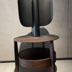 Lampe Stockholm Mario Punt : cette lampe à poser design haut de gamme signée Mario Ruiz pour Punt incarne l’élégance minimaliste avec sa structure en aluminium noir mat. Base et diffuseur géométriques offrent une lumière modulable grâce au variateur d’intensité intégré. Dimensions 40 cm x 15 cm x H 50 cm en font une pièce polyvalente pour chevet ou console. Idéale pour decoration raffinée, cette création luxe séduit décorateurs d’intérieur, ensembliers, décorateurs et architecte. Bel Œil, spécialiste du mobilier haut de gamme, la présente dans son showroom de Marseille. Vous explorez une decoration sophistiquée à Nice, Cannes, Monaco, Marseille ou Saint Tropez ? La lampe Stockholm Mario Punt répond aux exigences des projets d’art et de decoration haut de gamme. Sa finition noire sublime tous les intérieurs. Bel Œil accompagne architectes, décorateurs et particuliers dans leurs réalisations élégantes. Nous excellons en ensemblier et décorateur d’intérieur pour des intérieurs d’exception. Découvrez l’art du luminaire design avec Bel Œil, votre référence à Marseille. Cette création Punt célèbre la simplicité fonctionnelle et le savoir-faire italien. Faites confiance à notre expertise en mobilier design contemporain et art de vivre raffiné.