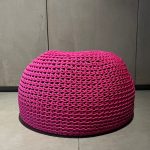 Pouf Outdoor Picot Francesco Rota : ce pouf outdoor design haut de gamme signé Francesco Rota pour Intérieur combine innovation technique et esthétique raffinée. Composé de sphères de polystyrène haute densité à l’intérieur et d’une housse en polyester technique permettant un drainage parfait de l’eau, il est idéal pour une utilisation extérieure toute l’année. Le revêtement tissu déhoussable "Rope - Crochet fait main" en coloris Fushia apporte une touche vibrante et artisanale. Avec ses dimensions diam 60 x 43 H cm, ce pouf offre un confort généreux tout en restant léger et facile à déplacer. Véritable objet de decoration haut de gamme, il séduit les décorateurs d’intérieur, ensembliers, décorateurs et architecte qui recherchent des pièces à la fois fonctionnelles et esthétiques pour terrasses, jardins et espaces outdoor de luxe. Bel Œil, spécialiste du mobilier haut de gamme, le propose dans ses showrooms. Vous cherchez une solution élégante et résistante aux intempéries pour vos projets à Nice, Cannes, Monaco, Marseille ou Saint Tropez ? Le Pouf Outdoor Picot Francesco Rota répond parfaitement aux exigences des réalisations d’art et de decoration haut de gamme en extérieur. Sa housse déhoussable facilite l’entretien tandis que le crochet fait main confère une dimension artisanale unique. Bel Œil accompagne architectes, décorateurs et particuliers dans leurs projets d’aménagement extérieur sophistiqués. Nous excellons en tant qu’ensemblier et décorateur d’intérieur pour créer des espaces de vie d’exception, que ce soit en bord de mer ou en ville. Découvrez l’art du mobilier outdoor design avec Bel Œil, votre référence à Marseille, Nice, Cannes, Monaco et Saint Tropez. Ce pouf incarne l’alliance parfaite entre technologie moderne et savoir-faire traditionnel. Sa couleur Fushia dynamique apporte une note de joie et de modernité à vos extérieurs. Faites confiance à notre expertise en mobilier design contemporain, art de vivre et aménagement haut de gamme pour transformer vos terrasses en véritables lieux de vie luxueux et confortables.