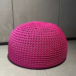 Pouf Outdoor Picot Francesco Rota : pouf outdoor haut de gamme design contemporain créé par Francesco Rota pour Intérieur. Structure intérieure en sphères de polystyrène haute résilience associée à une housse polyester drainante et un revêtement "Rope - Crochet fait main" en coloris Fushia. Ce modèle allie confort moelleux et résistance aux conditions extérieures. Ses dimensions diam 60 x 43 H cm en font un seating polyvalent pour terrasses, piscines ou jardins. Les décorateurs d’intérieur, ensembliers, décorateurs et architecte apprécient particulièrement sa housse déhoussable qui facilite l’entretien tout en conservant un aspect luxe. Bel Œil expose ce pouf dans son showroom de Marseille, spécialiste du mobilier haut de gamme outdoor. Il sublime les projets à Nice, Cannes, Monaco, Marseille et Saint Tropez. Bel Œil, ensemblier et décorateur d’intérieur de référence, met en scène des créations qui allient fonctionnalité et esthétique. Vous recherchez une decoration extérieure élégante et durable ? Le Pouf Outdoor Picot Francesco Rota offre l’équilibre idéal entre design, confort et résistance. Sa couleur Fushia vibrante dynamise les espaces tout en restant sophistiquée. Bel Œil accompagne vos projets à Marseille, Nice, Cannes, Monaco et Saint Tropez avec une sélection rigoureuse de mobilier haut de gamme. Architectes, décorateurs et particuliers font confiance à notre expertise pour des aménagements extérieurs d’exception. Découvrez le savoir-faire Intérieur et la vision de Francesco Rota avec Bel Œil, votre partenaire en design et art de vivre outdoor. Ce pouf incarne l’art de vivre en extérieur avec raffinement et modernité. Bel Œil rayonne en art, design et mobilier haut de gamme pour vos projets les plus exigeants.