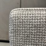 Pouf Play Poliform : pouf cube haut de gamme design contemporain par Poliform. Dimensions précises 40 x 40 x 40 H cm pour une modularité parfaite. Rembourrage généreux et revêtement tissu déhoussable pour un confort moelleux et une grande facilité d’entretien. Les décorateurs d’intérieur, ensembliers, décorateurs et architecte apprécient sa polyvalence et sa pureté géométrique. Bel Œil expose ce pouf dans son showroom de Marseille, spécialiste du mobilier haut de gamme. Il sublime les salons et espaces de vie de Nice, Cannes, Monaco, Marseille et Saint Tropez. Bel Œil, ensemblier et décorateur d’intérieur de référence, met en scène des créations qui allient simplicité et raffinement. Vous recherchez un pouf cube déhoussable compact et élégant ? Le Pouf Play Poliform offre l’équilibre idéal entre confort, praticité et esthétique minimaliste. Sa forme cubique permet de multiples usages tout en restant visuellement discret. Bel Œil accompagne vos projets à Marseille, Nice, Cannes, Monaco et Saint Tropez avec une sélection rigoureuse de mobilier haut de gamme. Architectes, décorateurs et particuliers font confiance à notre expertise pour des intérieurs d’exception. Découvrez ce modèle essentiel avec Bel Œil, votre partenaire en design et art de vivre.