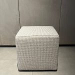 Pouf Play Poliform : ce pouf cube haut de gamme signé Poliform se distingue par sa simplicité géométrique et son confort polyvalent. Avec ses dimensions exactes 40 x 40 x 40 H cm, il offre un format compact et modulable idéal pour créer des compositions sur mesure dans un salon, une chambre ou un espace lounge. Le rembourrage généreux assure un assise moelleuse et accueillante tandis que le revêtement en tissu déhoussable permet une grande facilité d’entretien et une personnalisation infinie. Véritable pièce de decoration haut de gamme, ce pouf cube attire les décorateurs d’intérieur, ensembliers, décorateurs et architecte qui recherchent des éléments légers, pratiques et esthétiquement purs. Bel Œil, spécialiste du mobilier haut de gamme, le présente dans ses showrooms. Vous cherchez un pouf cube déhoussable pour vos projets à Nice, Cannes, Monaco, Marseille ou Saint Tropez ? Le Pouf Play Poliform répond parfaitement aux exigences des réalisations d’art et de decoration haut de gamme. Sa forme cubique parfaite crée des lignes graphiques claires et permet de multiplier les usages : assise d’appoint, repose-pieds, table d’appoint basse ou élément de composition modulaire. Le tissu déhoussable facilite l’entretien tout en offrant une liberté de choix de coloris et de textures. Bel Œil accompagne architectes, décorateurs et particuliers dans leurs projets d’aménagement intérieur sophistiqués. Nous excellons en tant qu’ensemblier et décorateur d’intérieur pour créer des espaces de vie d’exception. Découvrez l’art du pouf design avec Bel Œil, votre référence à Marseille, Nice, Cannes, Monaco et Saint Tropez. Ce modèle Poliform incarne l’alliance parfaite entre fonctionnalité minimaliste et qualité italienne. Sa sobriété élégante et sa modularité en font un meuble signature pour les intérieurs contemporains les plus raffinés. Faites confiance à notre expertise en mobilier design haut de gamme, art de vivre et aménagement pour sublimer vos espaces avec une pièce à la fois discrète et hautement pratique.