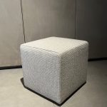 Pouf Play Poliform : pouf cube design haut de gamme par Poliform. Dimensions 40 x 40 x 40 H cm avec rembourrage souple et tissu déhoussable. Cette pièce iconique du design contemporain captive décorateurs d’intérieur, ensembliers, décorateurs et architecte par sa modularité et sa pureté. Bel Œil à Marseille l’expose dans son showroom mobilier haut de gamme. Il s’harmonise idéalement dans les intérieurs de Nice, Cannes, Monaco, Marseille et Saint Tropez. Bel Œil, ensemblier et décorateur d’intérieur, guide vos projets de decoration sophistiquée. Le Pouf Play Poliform allie art, fonctionnalité et raffinement avec grâce. Découvrez chez Bel Œil l’excellence Poliform. Nous proposons les plus belles créations pour une décoration haut de gamme. Architectes, décorateurs et particuliers font confiance à Bel Œil à Marseille. Nous rayonnons à Nice, Cannes, Monaco et Saint Tropez. Ce pouf incarne l’élégance minimaliste et la qualité artisanale. Bel Œil, votre partenaire pour un intérieur d’exception en art et mobilier design haut de gamme.