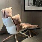 Fauteuil Husk : fauteuil haut de gamme design contemporain avec coque en Hirek blanc, base pivotante en chêne clair brossé et revêtement tissu Asolo poudré. Accompagné de son pouf assorti, il offre un confort enveloppant et une grande liberté de mouvement. Ses dimensions 82 x 84 x 45 cm x H 110 cm lui confèrent une présence généreuse tout en restant visuellement légère. Les décorateurs d’intérieur, ensembliers, décorateurs et architecte apprécient particulièrement sa polyvalence et son esthétique raffinée. Bel Œil expose ce fauteuil dans son showroom de Marseille, spécialiste du mobilier haut de gamme. Il sublime les salons et espaces lounge de Nice, Cannes, Monaco, Marseille et Saint Tropez. Bel Œil, ensemblier et décorateur d’intérieur de référence, met en scène des créations qui allient confort moderne et élégance intemporelle. Vous recherchez un fauteuil enveloppant et sophistiqué ? Le Fauteuil Husk offre l’équilibre idéal entre design, ergonomie et luxe discret. Sa coque Hirek blanc contraste harmonieusement avec la chaleur du chêne clair brossé. Bel Œil accompagne vos projets à Marseille, Nice, Cannes, Monaco et Saint Tropez avec une sélection rigoureuse de mobilier haut de gamme. Architectes, décorateurs et particuliers font confiance à notre expertise pour des intérieurs d’exception. Découvrez ce modèle au design épuré et au confort optimal avec Bel Œil, votre partenaire en design et art de vivre.
