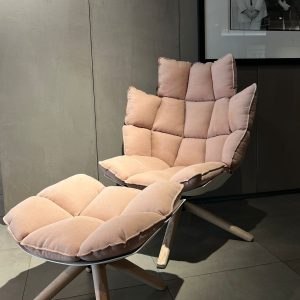 Fauteuil Husk : icône du design italien haut de gamme avec coque Hirek blanc résistante et légère, base pivotante en chêne clair brossé et tissu Asolo poudré. Ce fauteuil accompagné de son pouf assorti propose un confort enveloppant et une silhouette contemporaine. Dimensions 82 x 84 x 45 cm x H 110 cm pour une présence élégante dans tout salon. Décorateurs d’intérieur, ensembliers, décorateurs et architecte le plébiscitent pour sa légèreté visuelle et son confort personnalisé. Bel Œil à Marseille le met en valeur dans son showroom dédié au mobilier haut de gamme. Cette pièce embellit les intérieurs de Nice, Cannes, Monaco, Marseille et Saint Tropez. Bel Œil accompagne architectes, décorateurs et particuliers dans leurs projets de decoration sophistiquée. Le Fauteuil Husk offre une expérience d’assise unique grâce à sa coque enveloppante et son pouf assorti. Découvrez chez Bel Œil l’innovation en sièges haut de gamme. Nous sélectionnons les créations les plus raffinées pour une décoration haut de gamme. Faites appel à notre expertise en ensemblier et décorateur d’intérieur à Marseille. Nous intervenons à Nice, Cannes, Monaco et Saint Tropez. Ce fauteuil célèbre la rencontre entre matériaux techniques et finitions naturelles. Bel Œil, votre référence en mobilier design et art de vivre.