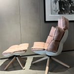 Fauteuil Husk : ce fauteuil design haut de gamme offre un confort enveloppant et moderne grâce à sa coque en Hirek blanc résistante et légère. La base pivotante en chêne clair brossé apporte une touche chaleureuse et élégante tandis que le revêtement tissu Asolo poudré procure une douceur raffinée au toucher. Accompagné de son pouf assorti, il permet une détente complète et optimale. Avec ses dimensions 82 x 84 x 45 cm x H 110 cm, ce fauteuil trouve naturellement sa place dans un salon contemporain ou un espace lounge sophistiqué. Véritable pièce de decoration haut de gamme, il séduit les décorateurs d’intérieur, ensembliers, décorateurs et architecte qui recherchent à la fois confort, légèreté et esthétique contemporaine. Bel Œil, spécialiste du mobilier haut de gamme, le présente dans ses showrooms. Vous cherchez un fauteuil moderne et enveloppant pour vos projets à Nice, Cannes, Monaco, Marseille ou Saint Tropez ? Le Fauteuil Husk répond parfaitement aux exigences des réalisations d’art et de decoration haut de gamme. Sa coque Hirek blanc contraste avec élégance avec la base en chêne clair brossé pour créer un équilibre visuel raffiné. La housse en tissu Asolo poudré ajoute une sensation de douceur et de luxe. Bel Œil accompagne architectes, décorateurs et particuliers dans leurs projets d’aménagement intérieur sophistiqués. Nous excellons en tant qu’ensemblier et décorateur d’intérieur pour créer des espaces de vie d’exception. Découvrez l’art du fauteuil design avec Bel Œil, votre référence à Marseille, Nice, Cannes, Monaco et Saint Tropez. Ce modèle incarne l’alliance parfaite entre innovation technique et raffinement italien. Sa silhouette légère et son confort moelleux en font un incontournable des intérieurs contemporains. Faites confiance à notre expertise en mobilier design haut de gamme, art de vivre et aménagement pour sublimer vos salons avec élégance et modernité.