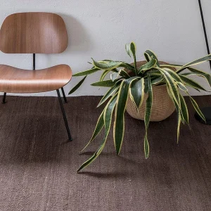 Tapis Vegetal Nanimarquina jute tapis haut de gamme en fibres naturelles conçu en jute tissé à la main selon la technique traditionnelle dhurrie offrant une texture authentique et une esthétique bohème chic élégante idéal pour décoration intérieure luxe à Nice Cannes Monaco Marseille Saint Tropez ce tapis s’intègre parfaitement dans un projet de décorateur d’intérieur architecte ou ensemblier recherchant un produit design durable et raffiné il apporte chaleur et caractère à un salon contemporain ou une maison méditerranéenne son grand format 350x250 cm structure l’espace avec harmonie tout en valorisant les matériaux naturels ce tapis incarne une vision du design haut de gamme associant art textile et artisanat traditionnel Bel Oeil propose ce produit pour accompagner les projets d’architecture intérieure et de décoration haut de gamme avec une sélection exigeante de mobilier design luxe adaptée aux environnements modernes élégants et fonctionnels