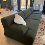 Canapé Fiandra Vico Magistretti : canapé design haut de gamme par Vico Magistretti pour Cassina. Modèle modulable avec rembourrage polyuréthane recyclé, tissu déhoussable et structure acier. Dimensions 330 x 110 x 77 H / 45 H assise cm pour une grande polyvalence. Cette pièce iconique du design contemporain captive décorateurs d’intérieur, ensembliers, décorateurs et architecte par son confort et sa durabilité. Bel Œil à Marseille l’expose dans son showroom mobilier haut de gamme. Il s’harmonise idéalement dans les grands espaces de Nice, Cannes, Monaco, Marseille et Saint Tropez. Bel Œil, ensemblier et décorateur d’intérieur, guide vos projets de decoration sophistiquée. Le Canapé Fiandra Vico Magistretti allie art, confort et responsabilité avec grâce. Découvrez chez Bel Œil l’excellence Cassina. Nous proposons les plus belles créations pour une décoration haut de gamme. Architectes, décorateurs et particuliers font confiance à Bel Œil à Marseille. Nous rayonnons à Nice, Cannes, Monaco et Saint Tropez. Ce canapé incarne l’élégance italienne et la qualité durable. Bel Œil, votre partenaire pour un intérieur d’exception en art et mobilier design haut de gamme.