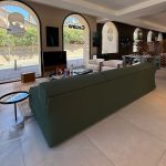 Canapé Fiandra Vico Magistretti : canapé haut de gamme modulable par Vico Magistretti pour Cassina. Rembourrage polyuréthane à densités différenciées avec polyols biologiques et recyclés, ouate polyester recyclée, revêtement tissu déhoussable et structure acier avec sangles élastiques. Base velours noir. Dimensions 330 x 110 x 77 H / 45 H assise cm. Les décorateurs d’intérieur, ensembliers, décorateurs et architecte apprécient sa modularité, son confort et son engagement durable. Bel Œil expose ce canapé dans son showroom de Marseille, spécialiste du mobilier haut de gamme. Il sublime les grands salons de Nice, Cannes, Monaco, Marseille et Saint Tropez. Bel Œil, ensemblier et décorateur d’intérieur de référence, met en scène des créations qui allient innovation écologique et raffinement italien. Vous recherchez un canapé modulable déhoussable haut de gamme ? Le Canapé Fiandra Vico Magistretti offre l’équilibre idéal entre volume généreux, confort moelleux et praticité. Le tissu déhoussable facilite l’entretien tandis que les matériaux recyclés témoignent d’une démarche responsable. Bel Œil accompagne vos projets à Marseille, Nice, Cannes, Monaco et Saint Tropez avec une sélection rigoureuse de mobilier haut de gamme. Architectes, décorateurs et particuliers font confiance à notre expertise pour des intérieurs d’exception. Découvrez ce modèle emblématique avec Bel Œil, votre partenaire en design et art de vivre.