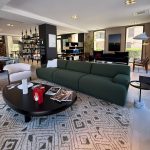 Canapé Fiandra Vico Magistretti : ce canapé modulable haut de gamme conçu par Vico Magistretti pour Cassina incarne l’excellence du design italien. Son rembourrage en polyuréthane expansé à densités différenciées, enrichi de polyols d’origine biologique et recyclée, assure un confort moelleux et durable. Une couche de ouate en fibre de polyester recyclée enveloppe le tout pour une sensation de douceur supplémentaire. Le revêtement en tissu est entièrement déhoussable, facilitant l’entretien et prolongeant la durée de vie du canapé. La structure interne en acier peint par poudrage avec sangles élastiques garantit un excellent maintien de l’assise. La base est finie en velours noir pour une touche sophistiquée, et le canapé est conçu pour être facilement démontable en fin de vie afin de favoriser le recyclage des composants. Avec ses dimensions 330 x 110 x 77 H / 45 H assise cm, ce canapé offre une présence généreuse et une modularité parfaite pour s’adapter à tous les espaces. Véritable pièce de decoration haut de gamme, il séduit les décorateurs d’intérieur, ensembliers, décorateurs et architecte qui recherchent un canapé à la fois confortable, durable et respectueux de l’environnement. Bel Œil, spécialiste du mobilier haut de gamme, le présente dans ses showrooms. Vous cherchez un canapé modulable déhoussable pour vos projets à Nice, Cannes, Monaco, Marseille ou Saint Tropez ? Le Canapé Fiandra Vico Magistretti répond parfaitement aux exigences des réalisations d’art et de decoration haut de gamme. Sa conception innovante allie tradition artisanale et innovation durable, avec des matériaux recyclés et recyclables. Bel Œil accompagne architectes, décorateurs et particuliers dans leurs projets d’aménagement intérieur sophistiqués. Nous excellons en tant qu’ensemblier et décorateur d’intérieur pour créer des espaces de vie d’exception. Découvrez l’art du canapé design avec Bel Œil, votre référence à Marseille, Nice, Cannes, Monaco et Saint Tropez. Ce modèle Cassina incarne l’héritage visionnaire de Vico Magistretti et le savoir-faire italien en matière de confort et de durabilité. Sa modularité, son confort supérieur et son engagement écologique en font un canapé signature pour les intérieurs contemporains les plus exigeants. Faites confiance à notre expertise en mobilier design haut de gamme, art de vivre et aménagement pour sublimer vos salons avec une pièce à la fois iconique et responsable.