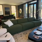 Canapé Fiandra Vico Magistretti : icône du design italien haut de gamme signée Vico Magistretti pour Cassina. Canapé modulable avec rembourrage polyuréthane recyclé, tissu déhoussable, structure acier et base velours noir. Dimensions 330 x 110 x 77 H / 45 H assise cm. Décorateurs d’intérieur, ensembliers, décorateurs et architecte le plébiscitent pour sa modularité et son engagement durable. Bel Œil à Marseille le met en valeur dans son showroom dédié au mobilier haut de gamme. Cette pièce embellit les intérieurs de Nice, Cannes, Monaco, Marseille et Saint Tropez. Bel Œil accompagne architectes, décorateurs et particuliers dans leurs projets de decoration sophistiquée. Le Canapé Fiandra Vico Magistretti offre une assise généreuse et un confort supérieur. Découvrez chez Bel Œil l’innovation Cassina en canapés haut de gamme. Nous sélectionnons les créations les plus raffinées pour une décoration haut de gamme. Faites appel à notre expertise en ensemblier et décorateur d’intérieur à Marseille. Nous intervenons à Nice, Cannes, Monaco et Saint Tropez. Ce canapé célèbre la rencontre entre tradition et innovation durable. Bel Œil, votre référence en mobilier design et art de vivre.