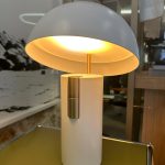 Lampe enceinte Piccolo Blanc : cette lampe enceinte haut de gamme signée Jaune Studio est un objet hybride innovant qui associe éclairage modulable et diffusion musicale de qualité. Son coloris blanc lumineux et raffiné apporte une touche de pureté et d’élégance à tout intérieur contemporain. Format compact H 30 cm, elle s’intègre parfaitement sur un chevet, un buffet, une console ou une bibliothèque. Équipée des technologies WiFi, Bluetooth, application mobile et Spotify Connect, elle permet une diffusion sans fil fluide et une intégration parfaite dans les environnements connectés. Le variateur ajuste la température de couleur de 1800K à 2700K pour créer une ambiance sur mesure, de la lumière la plus chaude à la plus fonctionnelle. Avec une puissance sonore de 20 Watts couvrant 15 à 25 m², elle offre un son clair et équilibré. Véritable pièce de decoration haut de gamme, cette lampe enceinte séduit les décorateurs d’intérieur, ensembliers, décorateurs et architecte qui recherchent un luminaire à la fois esthétique, technique et multifonctionnel. Bel Œil, spécialiste du mobilier haut de gamme, la présente dans ses showrooms. Vous cherchez une lampe enceinte blanche connectée pour vos projets à Nice, Cannes, Monaco, Marseille ou Saint Tropez ? La Lampe enceinte Piccolo Blanc répond parfaitement aux exigences des réalisations d’art et de decoration haut de gamme. Son design minimaliste et épuré s’intègre avec harmonie dans les intérieurs modernes et luxueux. Le coloris blanc lumineux illumine l’espace tout en restant discret et sophistiqué. Bel Œil accompagne architectes, décorateurs et particuliers dans leurs projets d’aménagement intérieur sophistiqués. Nous excellons en tant qu’ensemblier et décorateur d’intérieur pour créer des espaces de vie d’exception. Découvrez l’art de la lampe design avec Bel Œil, votre référence à Marseille, Nice, Cannes, Monaco et Saint Tropez. Ce modèle Jaune Studio incarne l’alliance parfaite entre innovation technologique, design français et savoir-faire en éclairage haut de gamme. Sa lumière modulable et sa diffusion musicale de qualité en font un objet indispensable pour une décoration contemporaine et connectée. Faites confiance à notre expertise en mobilier design haut de gamme, art de vivre et aménagement pour sublimer vos intérieurs avec une pièce à la fois pratique et poétique.