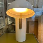 Lampe enceinte Piccolo Blanc : lampe enceinte haut de gamme design contemporain par Jaune Studio. Coloris blanc lumineux, format compact H 30 cm, variateur de température 1800K à 2700K, WiFi, Bluetooth, Spotify Connect et puissance sonore 20 Watts couvrant 15 à 25 m². Idéale sur chevet, buffet ou console, elle combine éclairage modulable et son de qualité. Les décorateurs d’intérieur, ensembliers, décorateurs et architecte apprécient sa polyvalence et son esthétique raffinée. Bel Œil expose cette lampe dans son showroom de Marseille, spécialiste du mobilier haut de gamme. Elle sublime les intérieurs de Nice, Cannes, Monaco, Marseille et Saint Tropez. Bel Œil, ensemblier et décorateur d’intérieur de référence, met en scène des créations qui allient design, technologie et confort. Vous recherchez une lampe enceinte blanche haut de gamme ? La Lampe enceinte Piccolo Blanc offre l’équilibre idéal entre lumière douce, diffusion musicale et présence élégante. Le coloris blanc apporte luminosité et pureté tandis que les fonctionnalités connectées facilitent le quotidien. Bel Œil accompagne vos projets à Marseille, Nice, Cannes, Monaco et Saint Tropez avec une sélection rigoureuse de luminaires haut de gamme. Architectes, décorateurs et particuliers font confiance à notre expertise pour des intérieurs d’exception. Découvrez ce modèle hybride avec Bel Œil, votre partenaire en design et art de vivre.