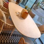 Table Allure O' Monica Armani : table repas haut de gamme design contemporain par Monica Armani pour B&B Italia. Structure et plateau en ciment H.P. traité UV et gel coloris blanc lait. Dimensions 225 x 120 x 72 H cm pour une table spacieuse et élégante. Les décorateurs d’intérieur, ensembliers, décorateurs et architecte apprécient son design fluide inspiré des années 60 et son aspect sculptural. Bel Œil expose cette table dans son showroom de Marseille, spécialiste du mobilier haut de gamme. Elle sublime les salles à manger de Nice, Cannes, Monaco, Marseille et Saint Tropez. Bel Œil, ensemblier et décorateur d’intérieur de référence, met en scène des créations qui allient glamour rétro et modernité. Vous recherchez une table repas en ciment blanc lait ? La Table Allure O' Monica Armani offre l’équilibre idéal entre forme organique, résistance et raffinement. Le coloris blanc lait illumine l’espace et s’harmonise avec tous les styles. Bel Œil accompagne vos projets à Marseille, Nice, Cannes, Monaco et Saint Tropez avec une sélection rigoureuse de mobilier haut de gamme. Architectes, décorateurs et particuliers font confiance à notre expertise pour des intérieurs d’exception. Découvrez ce modèle avec Bel Œil, votre partenaire en design et art de vivre.