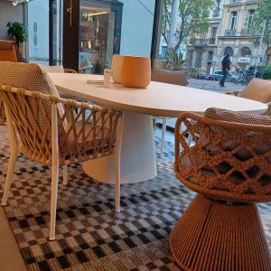 Table Allure O' Monica Armani : cette table repas haut de gamme conçue par Monica Armani pour B&B Italia est une pièce fluide et sculpturale d’une grande élégance. Sa structure et son plateau en ciment H.P. traité UV et gel dans le coloris blanc lait offrent une surface résistante, lumineuse et raffinée. Les dimensions 225 x 120 x 72 H cm permettent d’accueillir confortablement 8 à 10 convives. Le design décompose un cône et un rectangle pour créer un continuum visuel doux et organique, avec des courbes adoucies qui invitent au toucher. Véritable pièce de decoration haut de gamme, cette table séduit les décorateurs d’intérieur, ensembliers, décorateurs et architecte qui recherchent une table à la fois sculpturale, durable et sophistiquée. Bel Œil, spécialiste du mobilier haut de gamme, la présente dans ses showrooms. Vous cherchez une table repas en ciment blanc lait pour vos projets à Nice, Cannes, Monaco, Marseille ou Saint Tropez ? La Table Allure O' Monica Armani répond parfaitement aux exigences des réalisations d’art et de decoration haut de gamme. Le ciment H.P. traité assure une résistance exceptionnelle tout en conservant une esthétique contemporaine et lumineuse. Le coloris blanc lait illumine l’espace et s’harmonise avec tous les styles, du minimalisme le plus pur aux intérieurs plus chaleureux. Bel Œil accompagne architectes, décorateurs et particuliers dans leurs projets d’aménagement intérieur sophistiqués. Nous excellons en tant qu’ensemblier et décorateur d’intérieur pour créer des espaces de vie d’exception. Découvrez l’art de la table design avec Bel Œil, votre référence à Marseille, Nice, Cannes, Monaco et Saint Tropez. Ce modèle B&B Italia incarne l’alliance parfaite entre la vision créative de Monica Armani et le savoir-faire italien en mobilier haut de gamme. Sa forme fluide et son coloris blanc lait en font une table signature pour les salles à manger les plus raffinées. Faites confiance à notre expertise en mobilier design haut de gamme, art de vivre et aménagement pour sublimer vos espaces avec une pièce à la fois fonctionnelle et poétique.